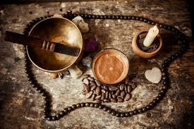 Quels outils de la cérémonie du cacao sacrée utiliser ? Le Bol Tibétain, le collier Mâlâ, la bougie et la cardamome
